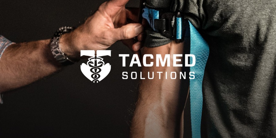 Mise en place adaptée du garrot TMS bleu d'entrainement.