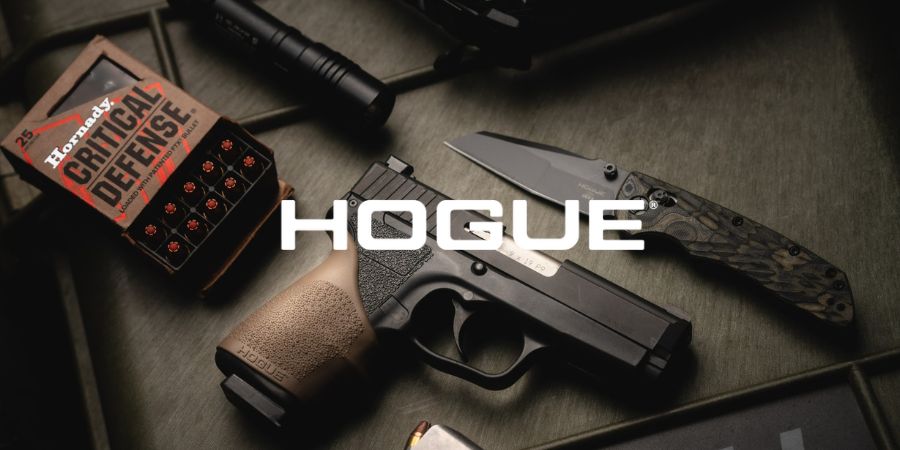 Grip Hogue coyote monté sur un pistolet noir.