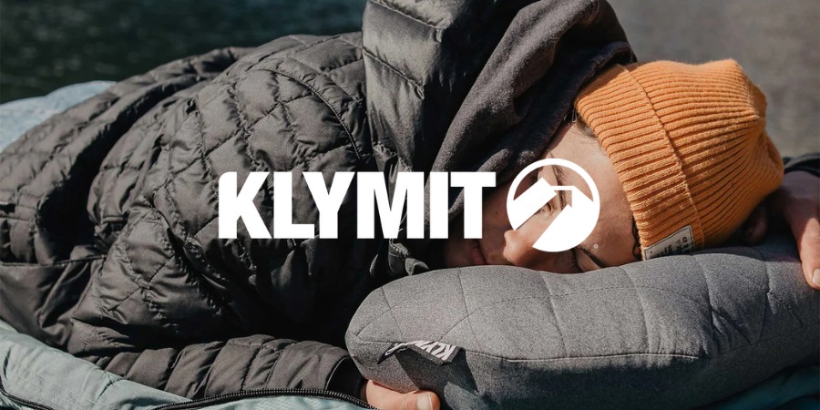 Randonneur assoupi sur un oreiller gonflable Luxe Klymt.