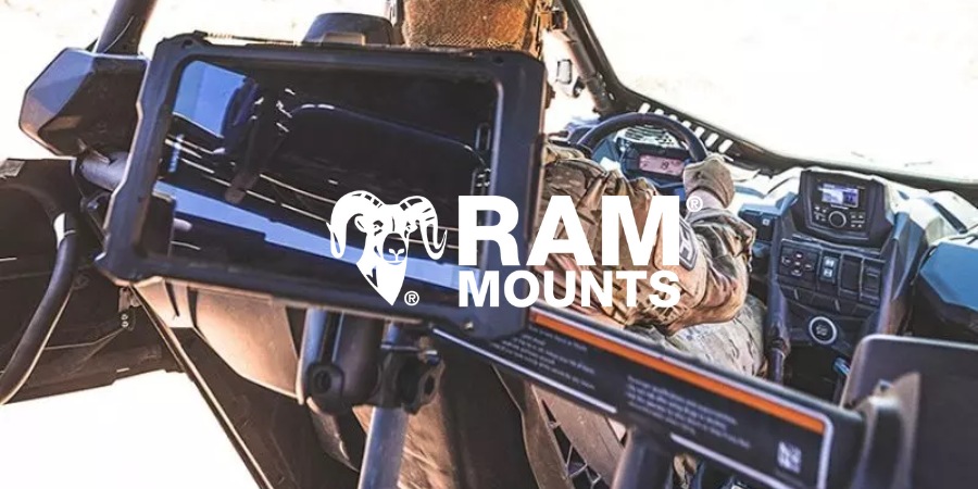 Tablette de naviagation dans sa coque Juggernaut.case monté sur systèe Ram Mount dans un véhicule militaire.