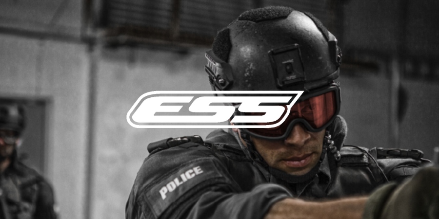 Policier équipé d'un masque de protection ESS.