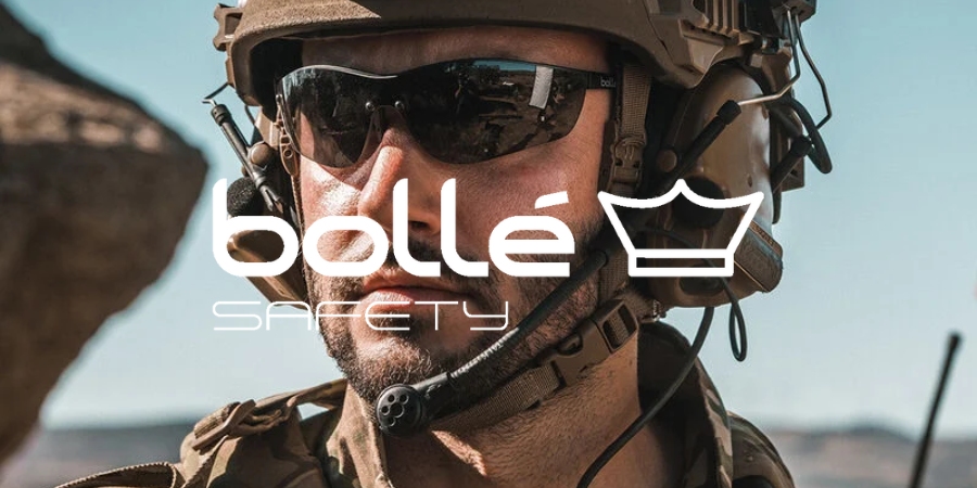 Combattant militaire équipé d'un casque balistique et de lunettes de protection tactiques Bolle Safety.