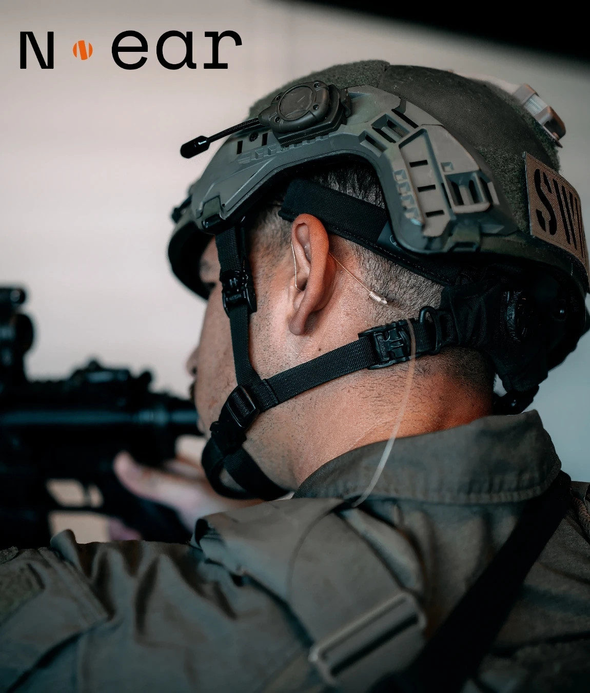Combattant militaire équipé du système de communication N-ear Flexo